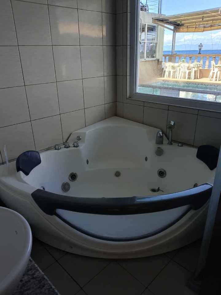 Ocean Breeze Resort Toledo Buitenkant foto