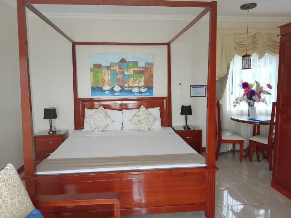 Ocean Breeze Resort Toledo Buitenkant foto